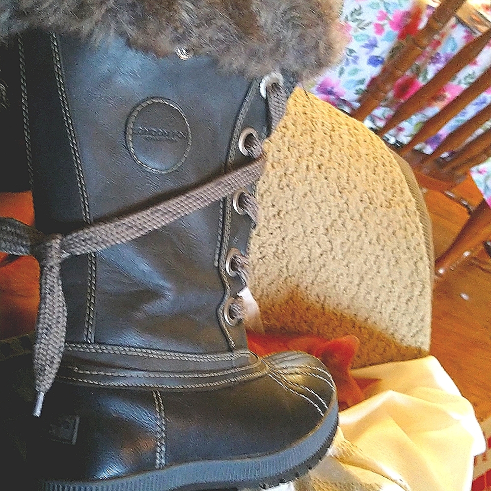 Size 7 London Fog Melton 2 Snow boots